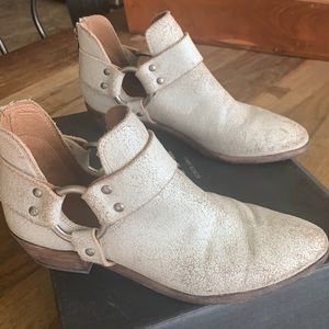 Frye Boots, off white size 6.5 fits like a 7